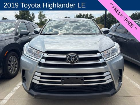 Used 2019 Toyota Highlander LE FWD image 2