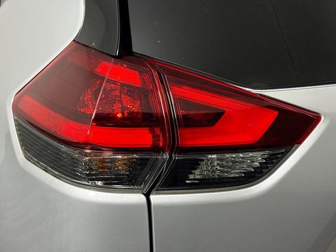 Used 2018 Nissan Rogue SV image 36