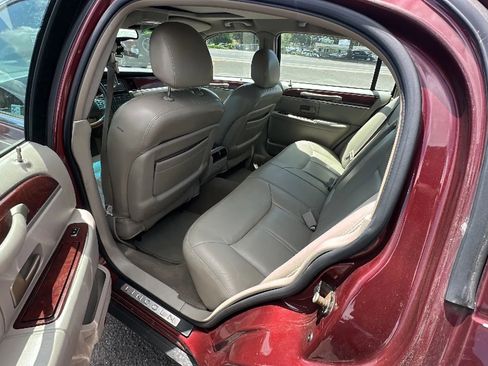 Used 2004 Lincoln Town Car Ultimate image 10