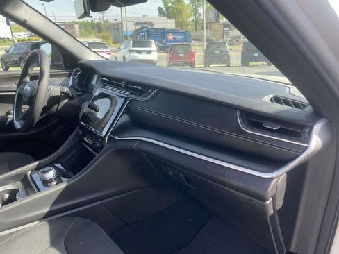 Used 2025 Jeep Grand Cherokee Laredo X image 15