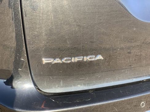 Used 2023 Chrysler Pacifica Touring-L FWD image 30
