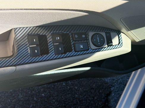 Used 2017 Hyundai Elantra SE image 18