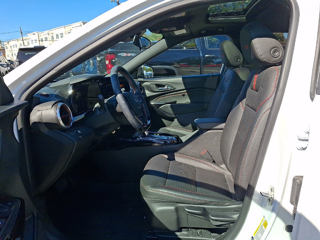 Used 2024 Chevrolet Trax RS w/ Sunroof Package FWD image 15