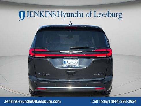 Used 2024 Chrysler Pacifica Limited FWD image 5