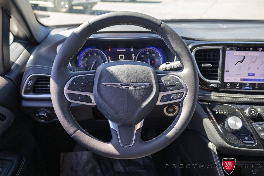 Used 2026 Chrysler Pacifica Limited FWD image 2