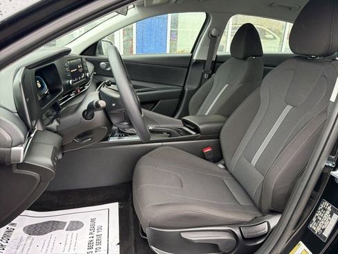 Used 2025 Hyundai Elantra SE image 11