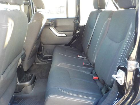 Used 2016 Jeep Wrangler Unlimited Rubicon w/ Connectivity Group image 11