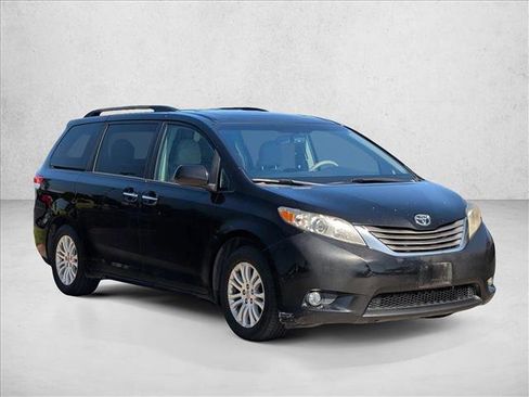 Used 2013 Toyota Sienna XLE w/ Premium Pkg FWD image 3