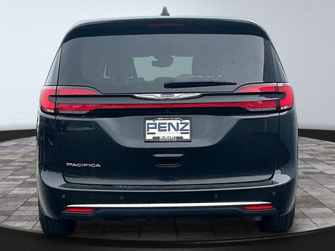 Used 2023 Chrysler Pacifica Touring-L FWD image 5