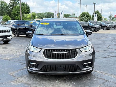 Used 2023 Chrysler Pacifica Touring-L FWD image 2