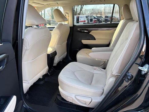 Used 2024 Toyota Highlander Platinum image 8