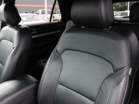 Used 2017 Ford Explorer XLT w/ Equipment Group 202A AWD/4WD image 5