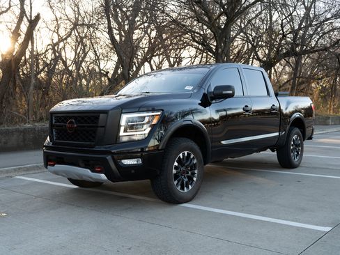 Used 2024 Nissan Titan PRO-4X w/ Pro-4x Convenience Package image 5