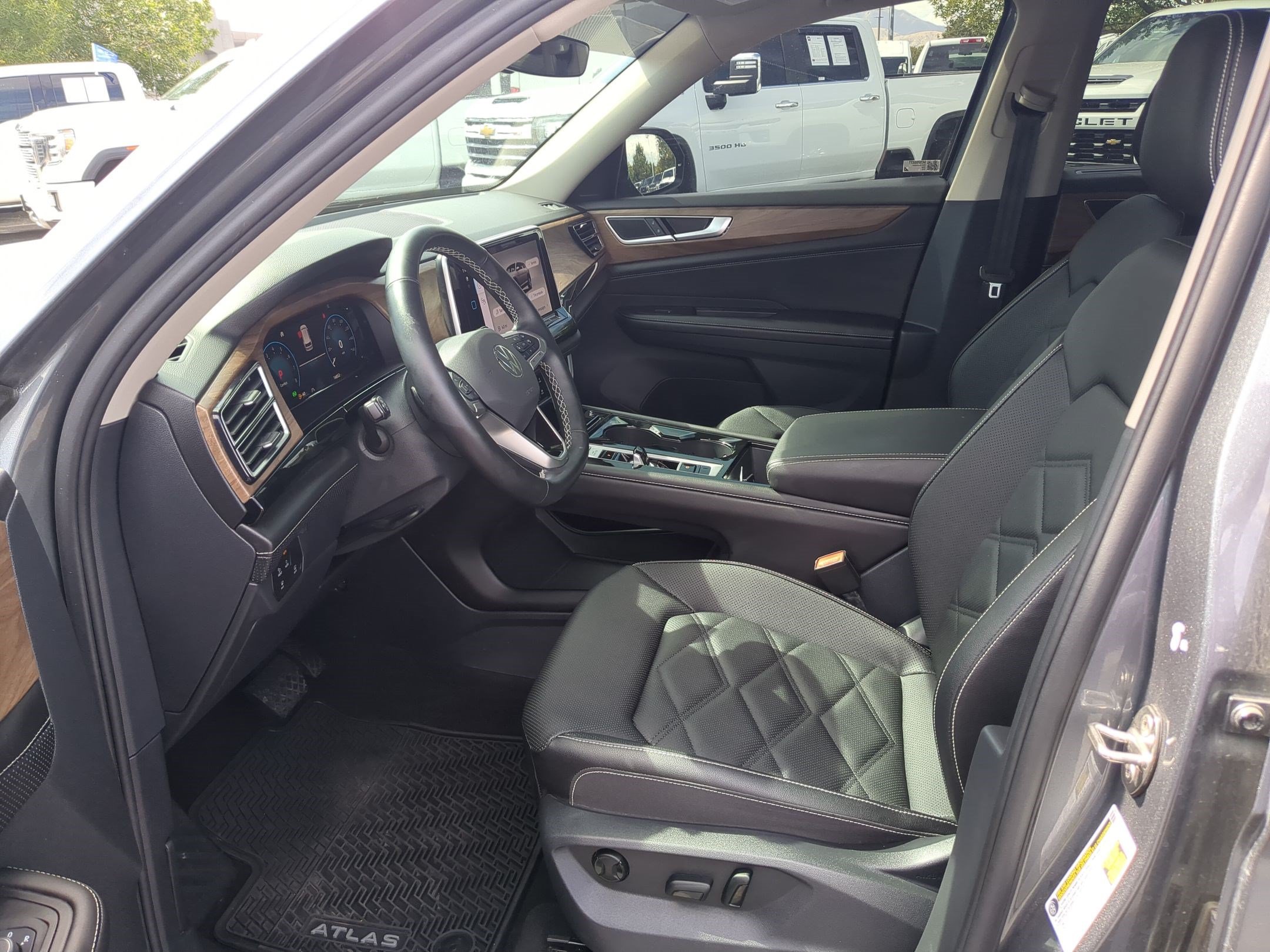 Used 2025 Volkswagen Atlas SE AWD/4WD image 18