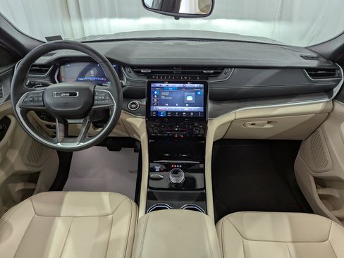 Used 2024 Jeep Grand Cherokee Limited image 13