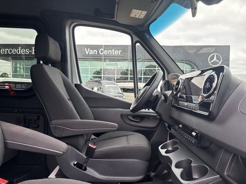 Used 2025 Mercedes-Benz Sprinter 2500 image 45