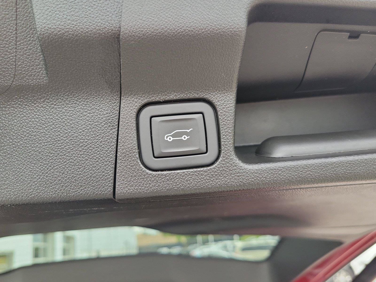 Used 2023 GMC Acadia SLE w/ Driver Convenience Package FWD image 8
