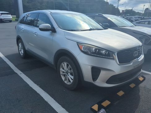 Used 2019 Kia Sorento AWD V6 image 4