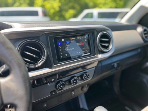 Used 2017 Toyota Tacoma SR5 RWD image 9