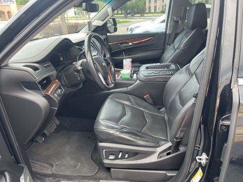 Used 2017 Cadillac Escalade Luxury image 3