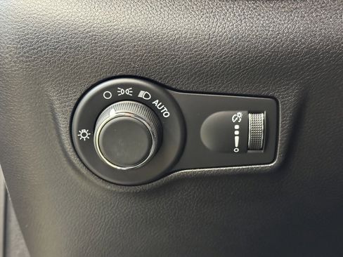 Used 2025 Jeep Compass Sport image 28