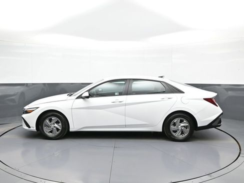 Certified 2025 Hyundai Elantra SE image 9