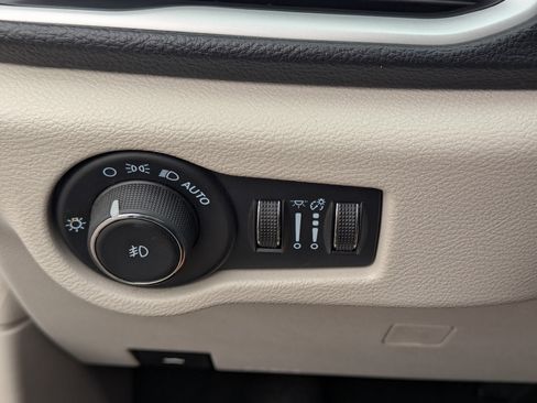 Used 2024 Chrysler Pacifica Select image 32