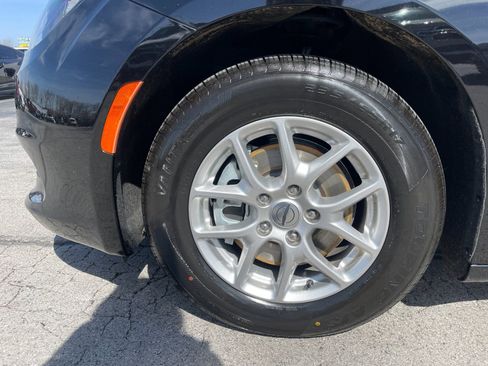 Used 2024 Chrysler Voyager LX image 32