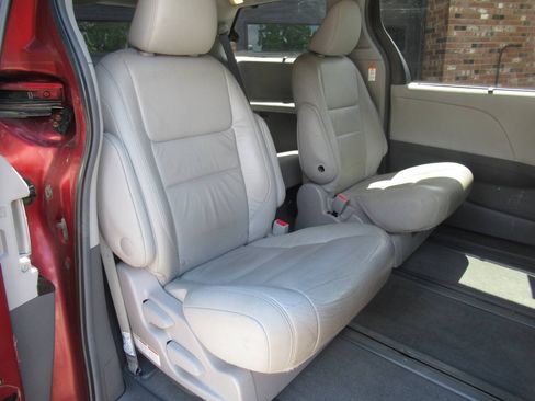 Used 2017 Toyota Sienna XLE Premium w/ Outdoor Package AWD/4WD image 8