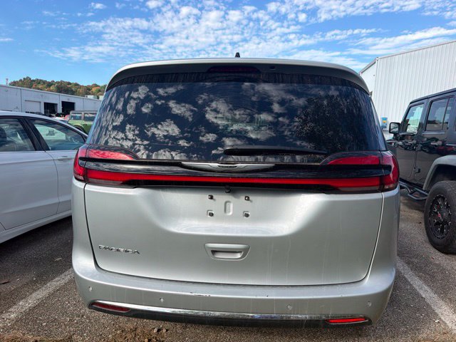 Used 2026 Chrysler Pacifica Select FWD image 6