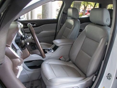 Used 2023 GMC Acadia SLT image 10