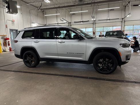 Used 2025 Jeep Grand Cherokee L Limited w/ Black Appearance Package AWD/4WD image 4