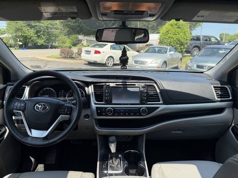 Used 2016 Toyota Highlander XLE AWD/4WD image 19