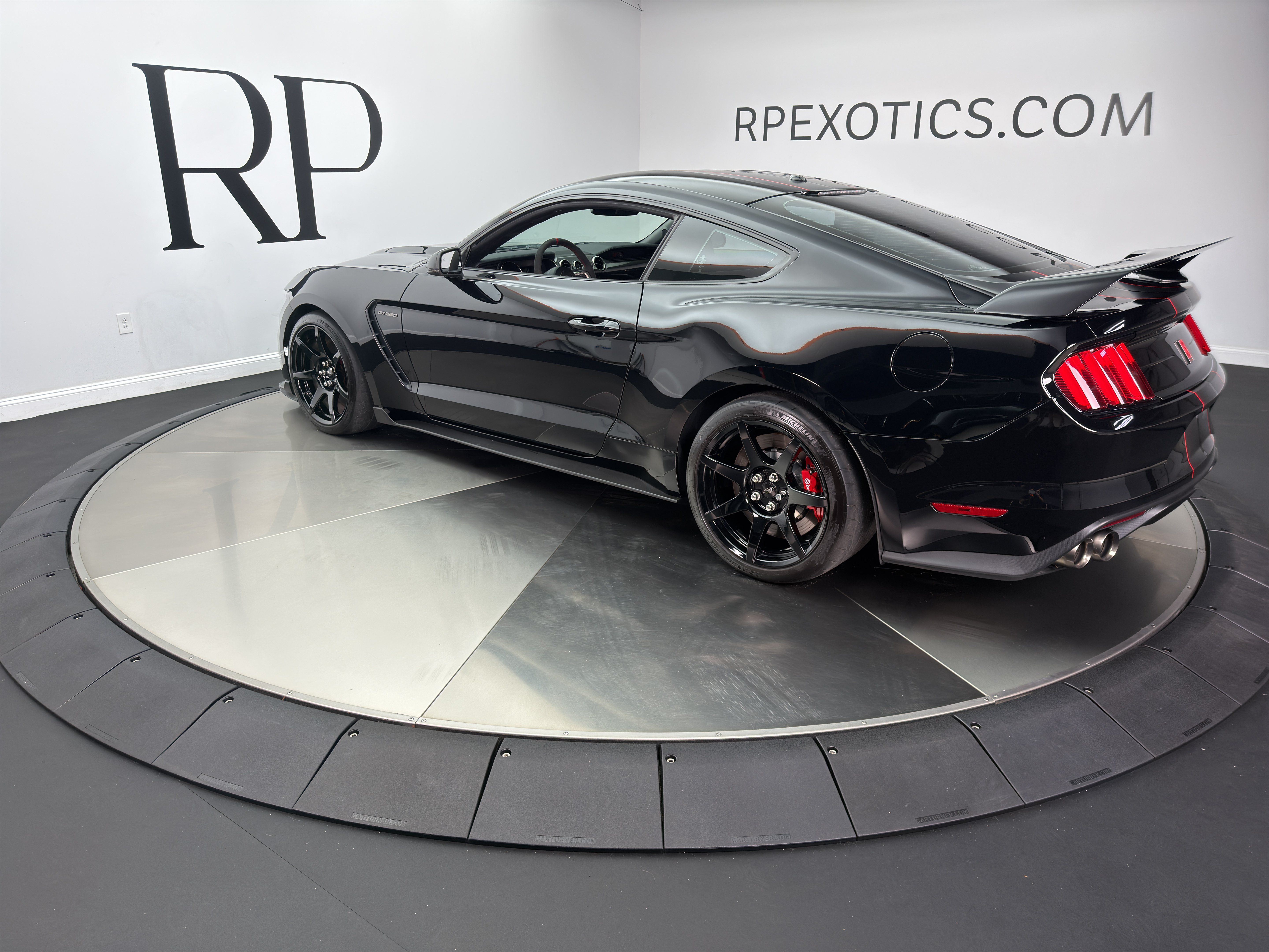 Used 2019 Ford Mustang Shelby GT350R w/ GT350R Equipment Group 920A RWD image 4