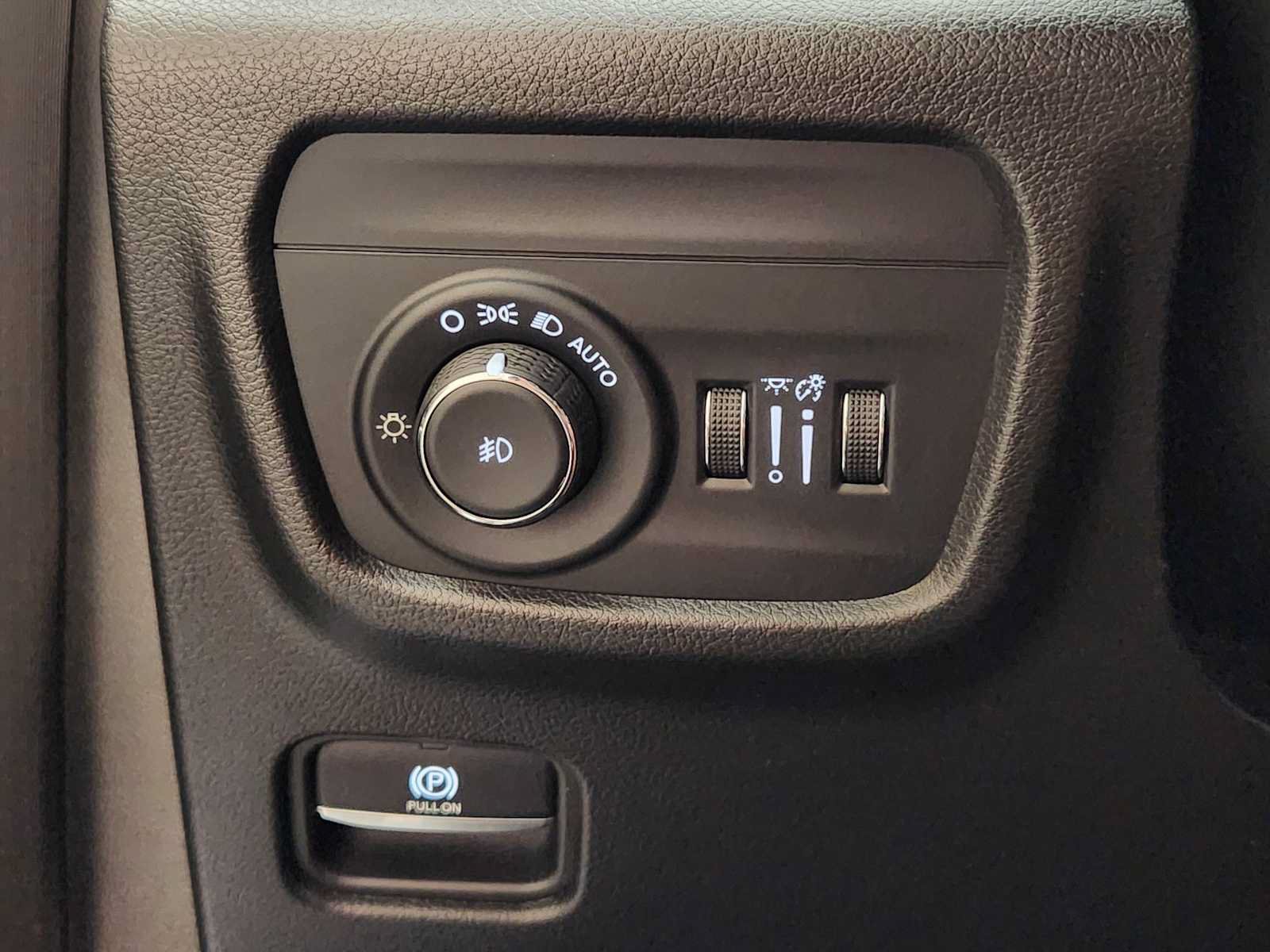 Used 2023 Jeep Grand Cherokee Overland w/ Luxury Tech Group IV AWD/4WD image 22