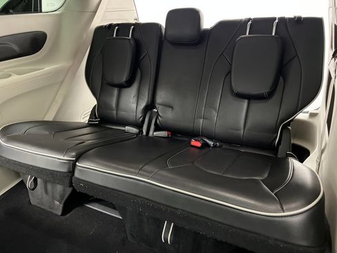 Used 2024 Chrysler Pacifica Limited FWD image 45