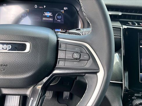 Used 2023 Jeep Grand Cherokee Altitude image 24