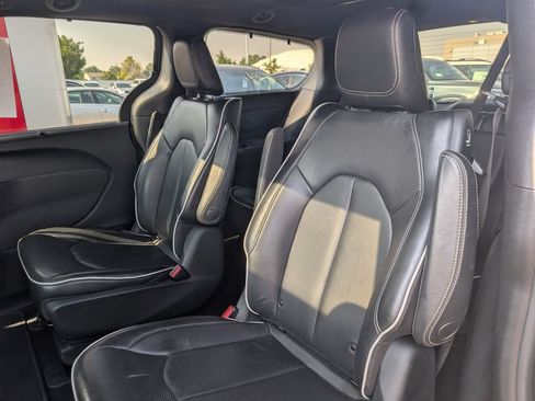 Used 2020 Chrysler Pacifica Limited w/ Advanced Safetytec Group FWD image 9