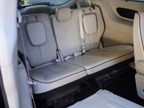 Used 2020 Chrysler Pacifica Limited image 27