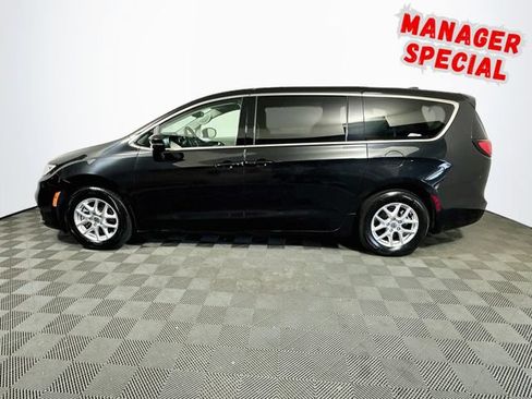 Used 2023 Chrysler Pacifica Touring-L FWD image 5