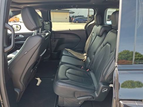 Used 2020 Chrysler Pacifica Touring-L Plus FWD image 11
