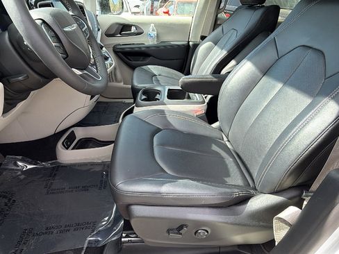 Used 2024 Chrysler Pacifica Touring-L image 16