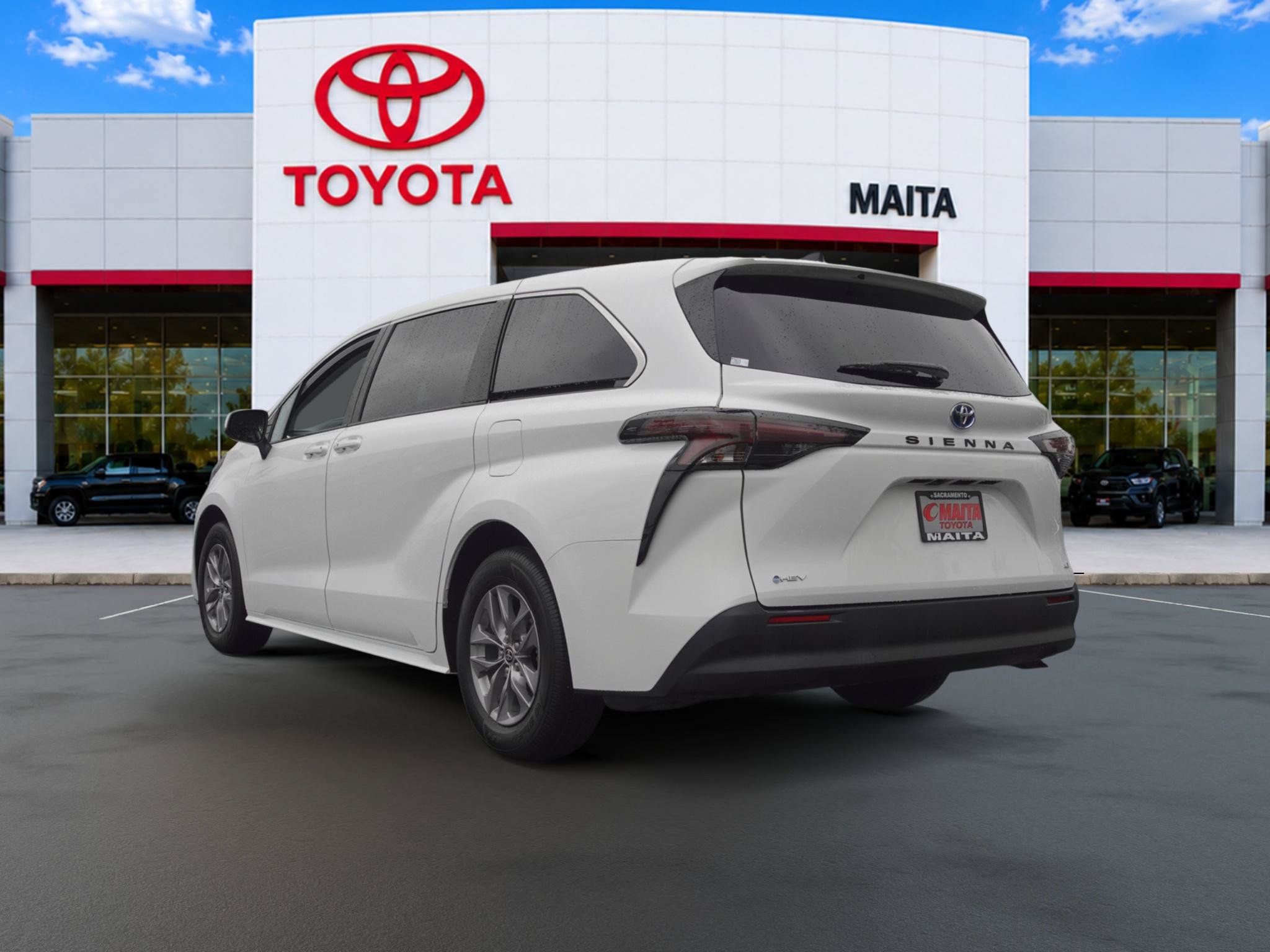 Certified 2025 Toyota Sienna LE FWD image 5