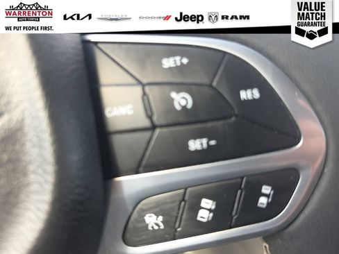 Used 2024 Chrysler Pacifica Touring-L FWD image 17