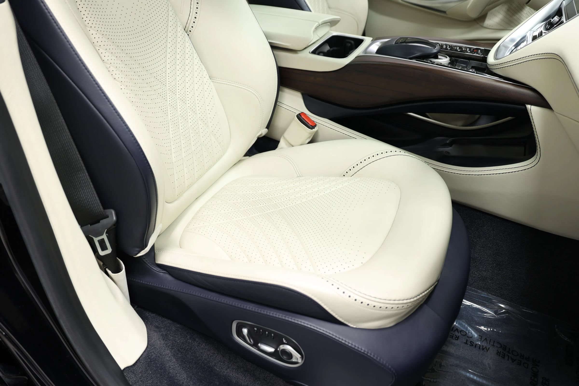 Used 2021 Aston Martin DBX AWD/4WD image 82