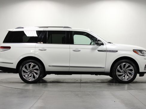 Used 2024 Lincoln Navigator Reserve image 3