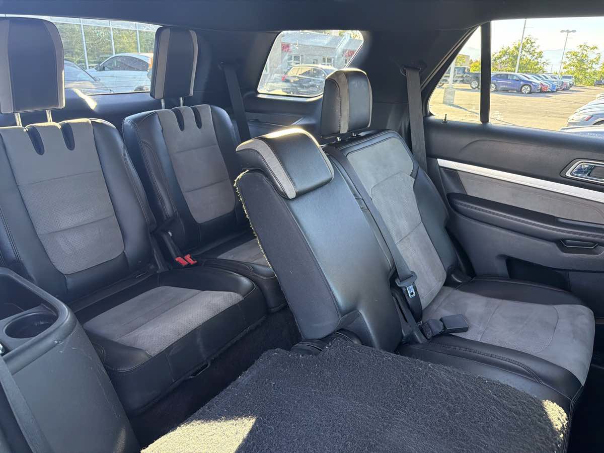 Used 2017 Ford Explorer XLT w/ Equipment Group 202A AWD/4WD image 15