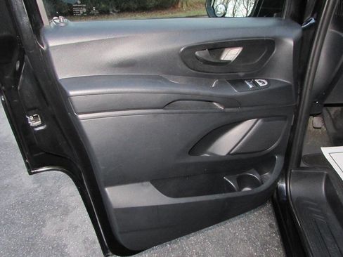 Used 2018 Mercedes-Benz Metris Passenger image 9