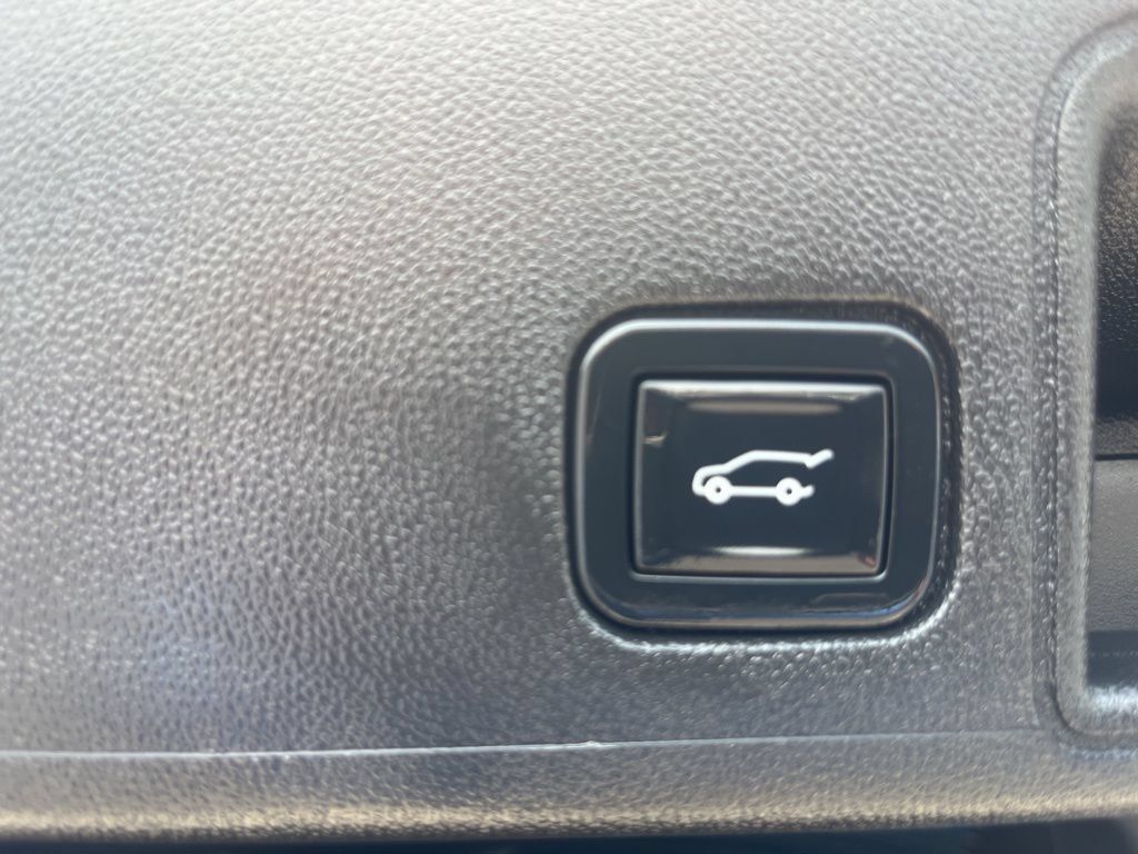 Used 2022 GMC Terrain Denali w/ Denali Premium Package AWD/4WD image 14