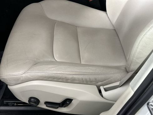 Used 2018 Volvo XC60 T5 Momentum w/ Convenience Package image 16